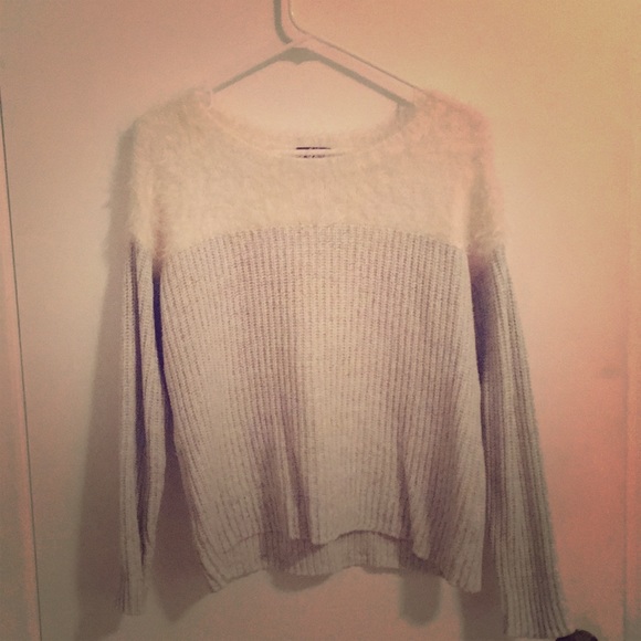 Vince Camuto Sweater - Picture 2 of 7